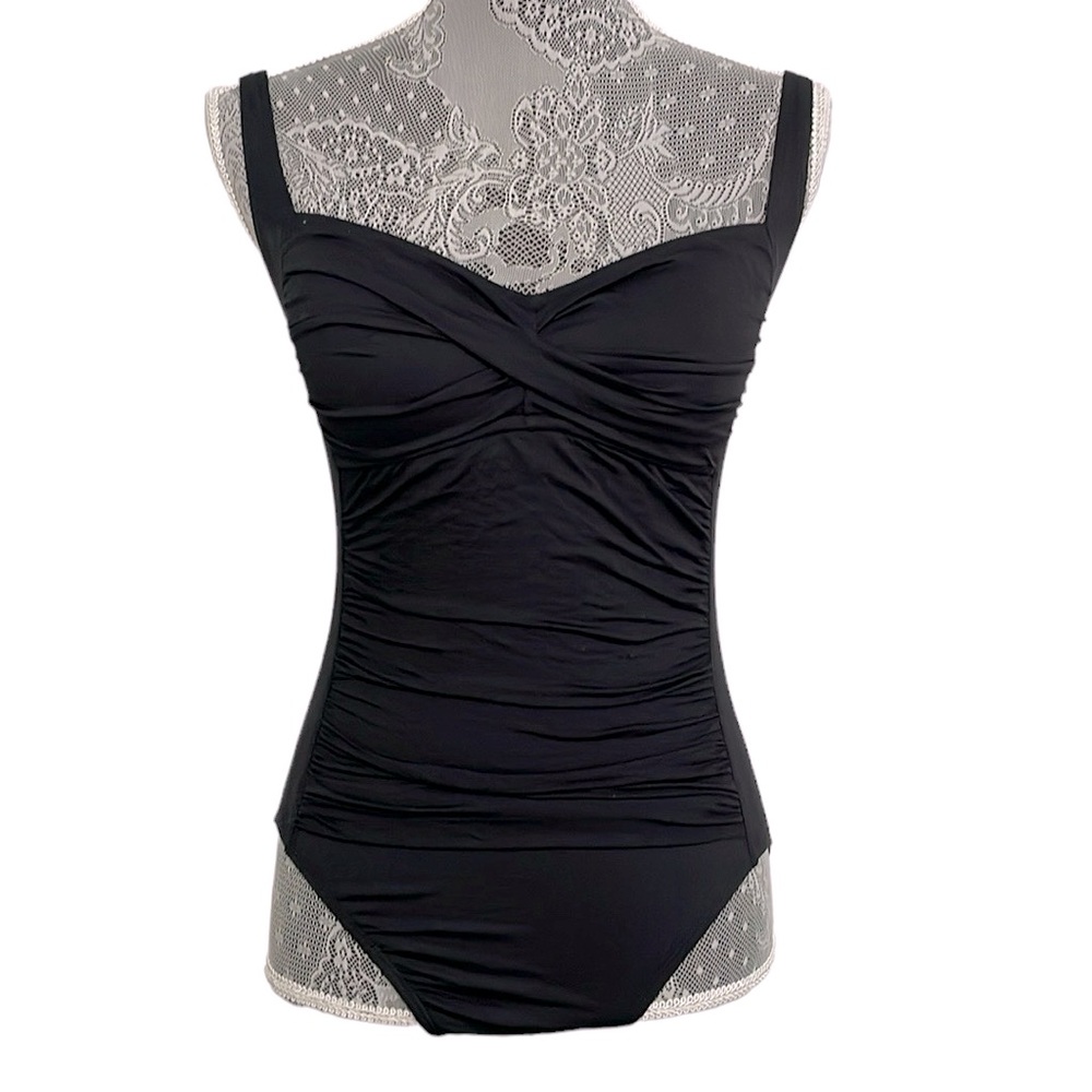 La Blanca Size 8 black‎ one piece bathing swimsuit suit. Shirred front.